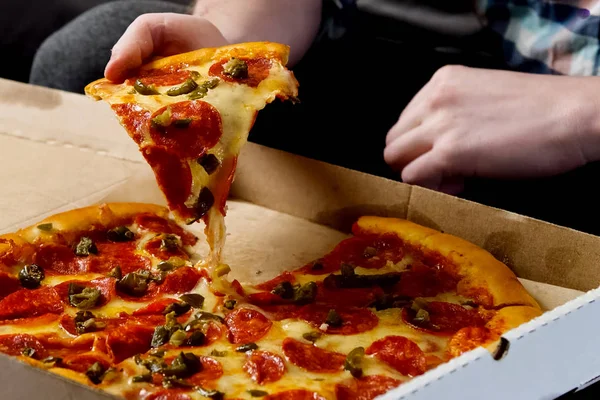 Kutuda teslim pizza, lezzetli pizza.