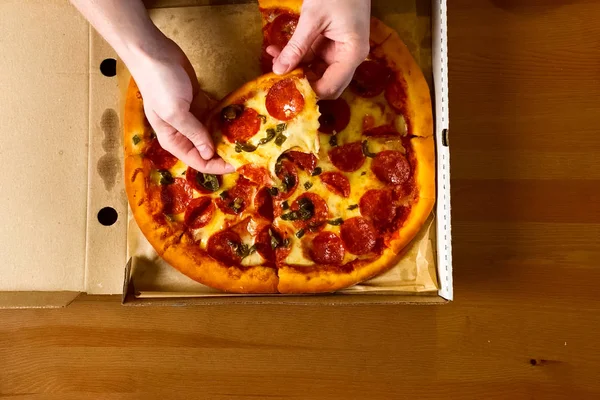 Pizza consegnata in scatola, deliziosa pizza . — Foto Stock