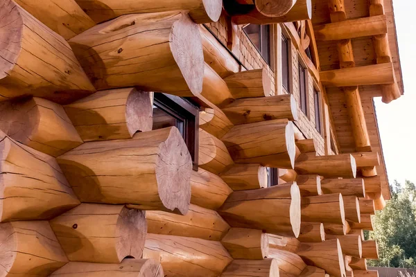 Ayrıntılar ve ahşaptan yapılmış ahşap evin elementleri. Constru.