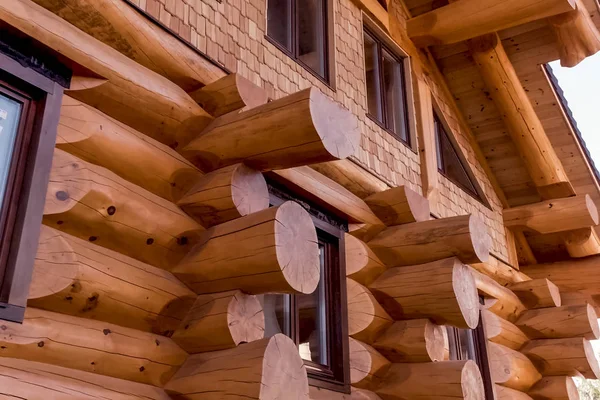 Ayrıntılar ve ahşaptan yapılmış ahşap evin elementleri. Constru.