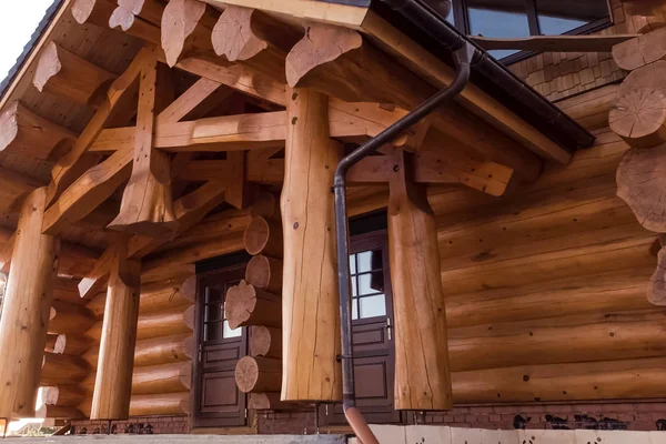 Detalhes e elementos de casa de madeira feita de madeira. O constru — Fotografia de Stock
