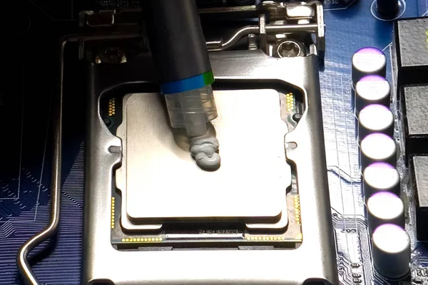 Рисование тепловой пасты на компьютере процессора. Установка системы охлаждения — стоковое фото