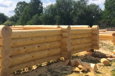 İnşaat üssündeki ahşap evin kurutulması ve montajı. 