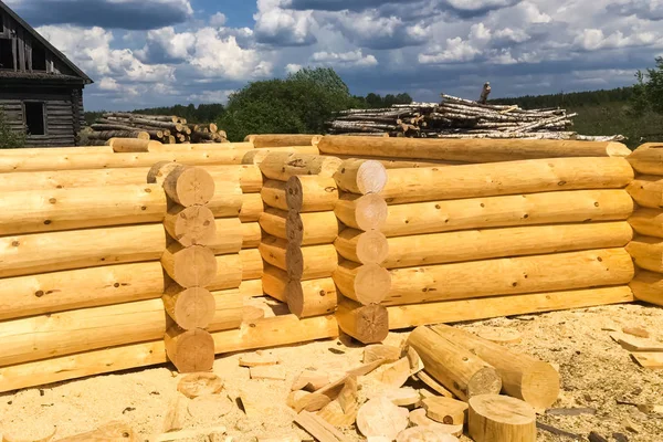 Drying and assembly of wooden log house at a construction base. — Stock Photo, Image