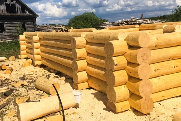 Séchage et assemblage de maisons en bois rond à une base de construction . — Photo