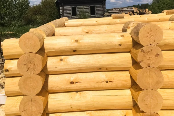 Secagem e montagem de madeira log house em uma base de construção . — Fotografia de Stock