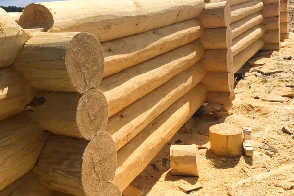 Secado y montaje de casa de madera en una base de construcción . Fotos de stock