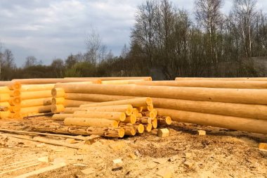 İnşaat üssündeki ahşap evin kurutulması ve montajı. 