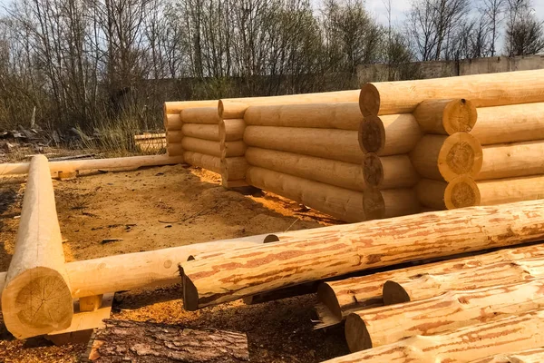 Sušení a montáž dřevěné klády na staveništi. — Stock fotografie