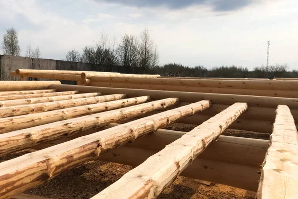 Séchage et assemblage de maisons en bois rond à une base de construction . — Photo