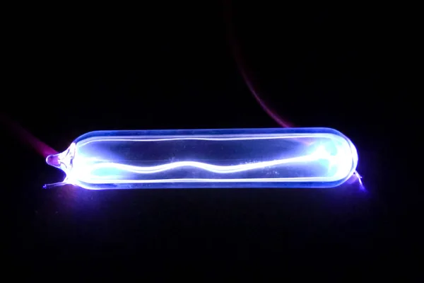 Arco eléctrico en un frasco con krypton. Descarga de gas — Foto de Stock