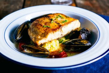 Masada midye ve kızarmış balık filetosu..