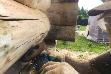 Evdeki çam kütüklerinin cilalama makinesiyle gıcırdıyor. Kuru temizleme