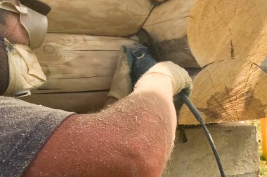 Evdeki çam kütüklerinin cilalama makinesiyle gıcırdıyor. Kuru temizleme