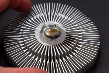 Alüminyum işlemci soğutma radyatöründe sıvı metal.