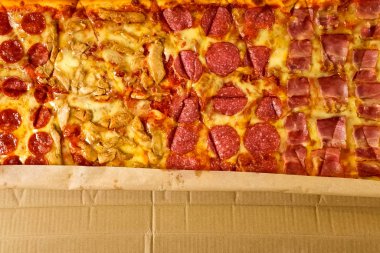 Uzun büyük sosis pizza.