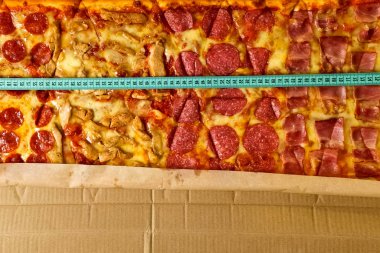 Pizza uzunluğunu bir mezura ile ölçün