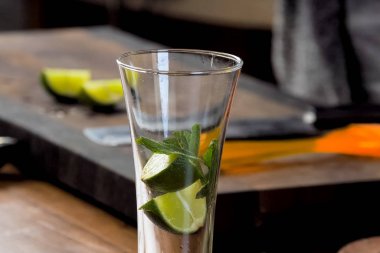 nane ve limon kokteyli yapma.