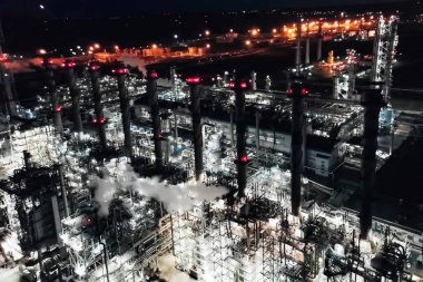 Geceleri petrol rafinerisi yandı. Bir petrol sanayi fac inşaatı
