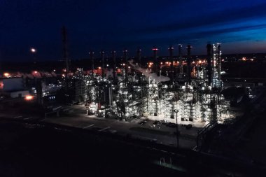 Geceleri petrol rafinerisi yandı. Bir petrol sanayi fac inşaatı