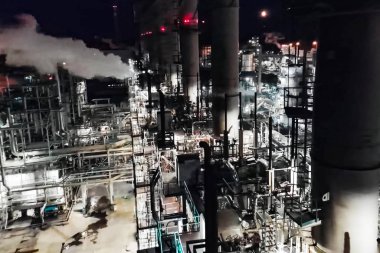 Geceleri petrol rafinerisi yandı. Bir petrol sanayi fac inşaatı