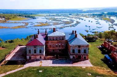 19. yüzyılın eski harabe evi. Eski ev ve ahırlar.