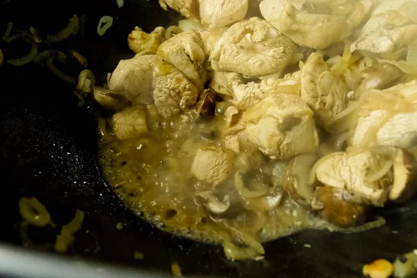 Жареные куски курицы с грибами, в молоке в чашке — стоковое фото