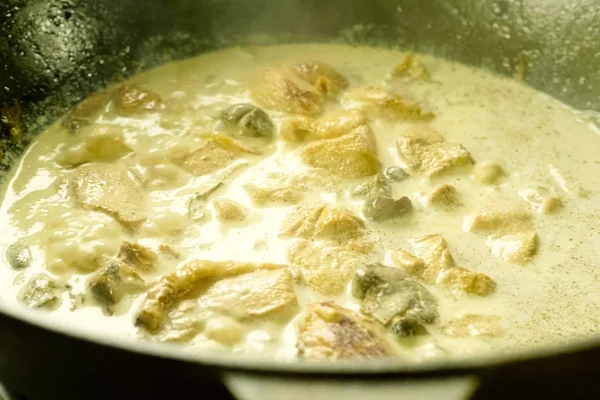 Pezzi fritti di pollo con funghi, nel latte in una tazza — Foto Stock