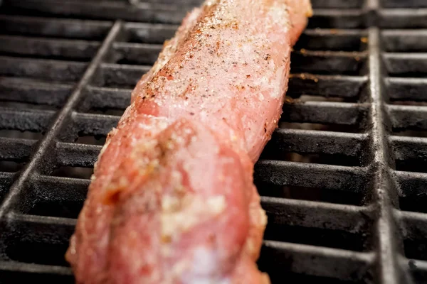 Izgara domuz eti. et üzerinde baharatlar. — Stok fotoğraf