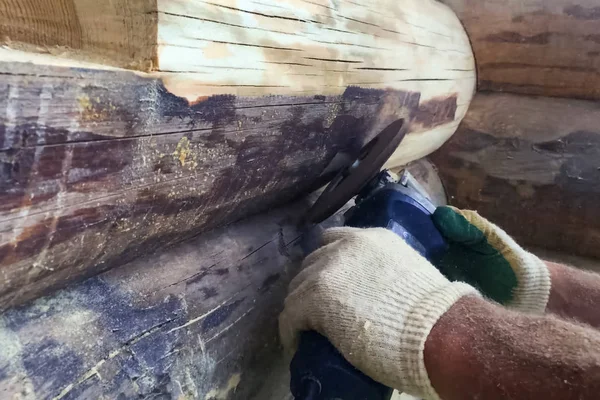 Moagem por máquina de polimento de toras de pinho em casa. Woo limpeza — Fotografia de Stock