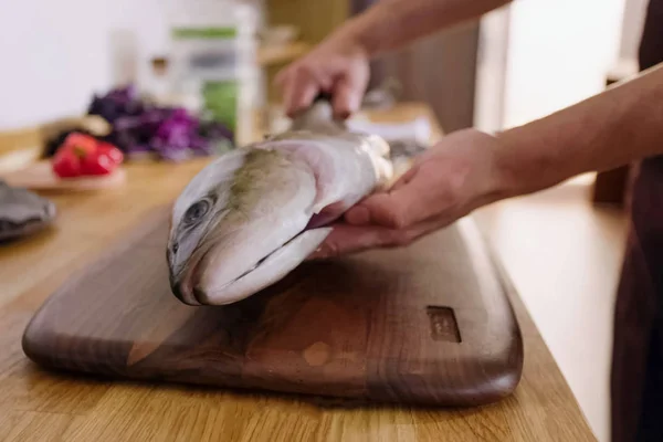 Bıçak somon keser, mutfakta balık temizler. — Stok fotoğraf