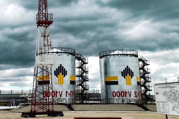 Olje raffinaderi konstruktion av en oljeindustri anläggning — Stockfoto
