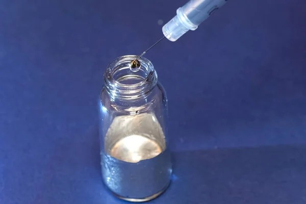 플라스크에 액체 금속. 주사기를 사용하여 액체 금속을 받아들인다. — 스톡 사진