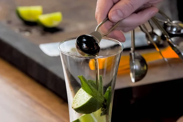 Making cocktail of mint and lemon. — Stock Photo, Image