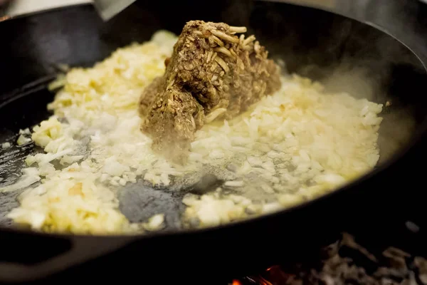 Champignons met kruiden en uien in de pan worden gebakken. — Stockfoto