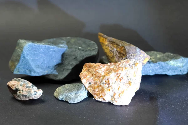 Piedras metálicas no ferrosas. Piedras sobre la mesa . —  Fotos de Stock