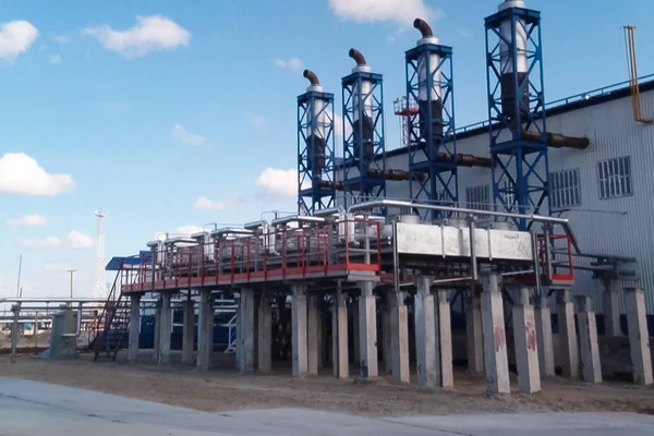 Refinería de petróleo Construcción de una instalación industrial de petróleo —  Fotos de Stock