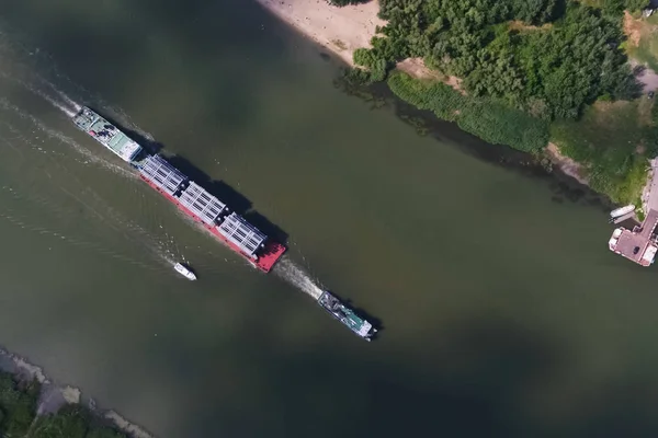 Zróżnicowany transport ładunków wzdłuż rzeki, destylacji c — Zdjęcie stockowe