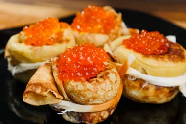 Kırmızı havyarlı gözleme. kırmızı havyar