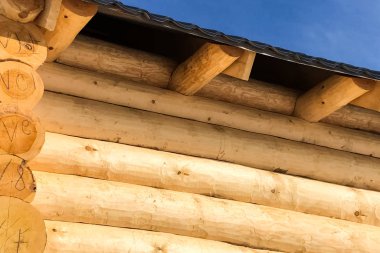 Ahşap bir evin bir parçası, kiriş ağacının detayları.