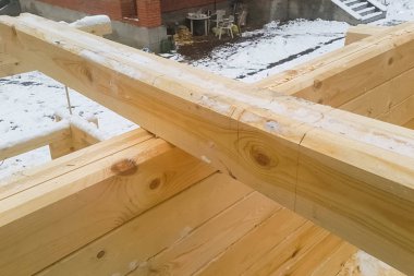 Yapı montajı için günlükler hazırlanıyor. Malzemeler için