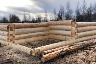 Yapı montajı için günlükler hazırlanıyor. Malzemeler için