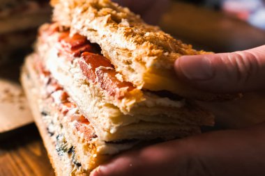 Krema ve çilek meyve ile Puf böreği pasta