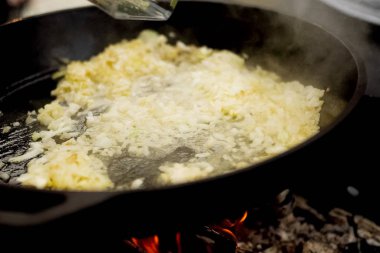 Tavada yağ ile kavrulmuş soğan ateşe.