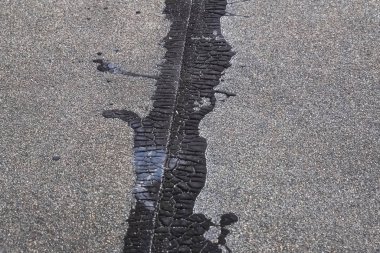 Çatı kaplaması ve reçine. Çatı malzemesi mühürleniyor.