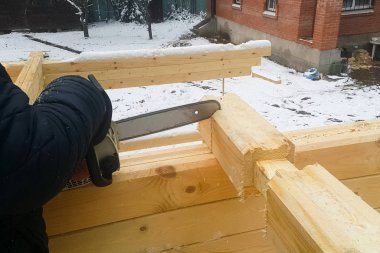 Bir barda yiv kesiyorum. Log House 'dan bir ev alınıyor.