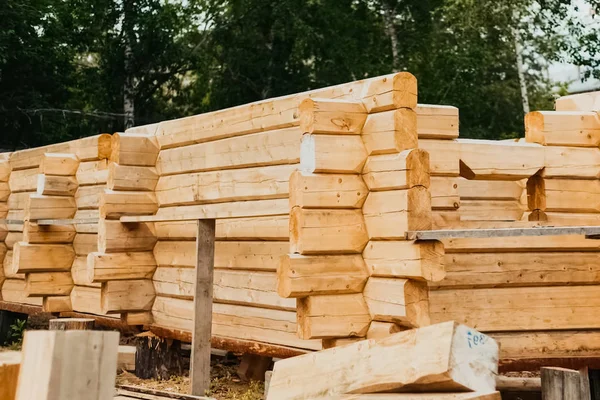 Része a szerkezet egy faház, részletek a ragasztó fa — Stock Fotó