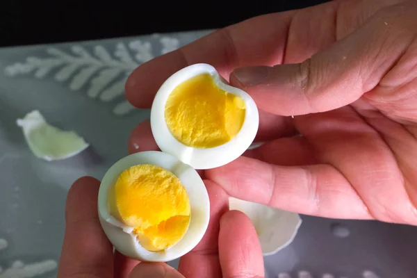 Skala ett kokt ägg. mannen städar ägg till frukost. — Stockfoto