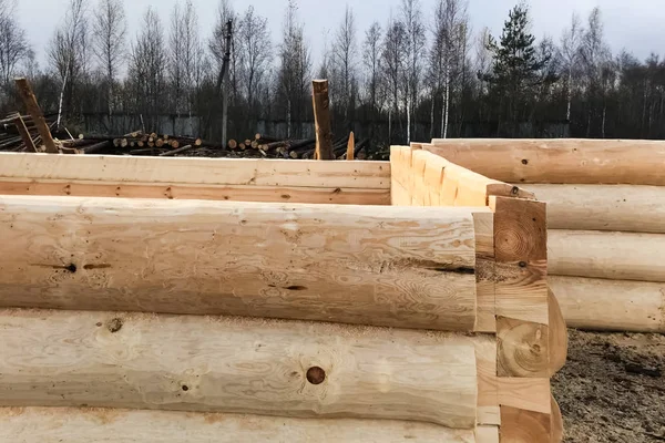 Preparación de troncos para el montaje de la estructura. Materiales para — Foto de Stock