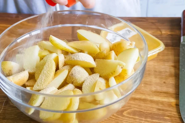 Rauwe aardappelen snijden en schillen op tafel in een plaat — Stockfoto